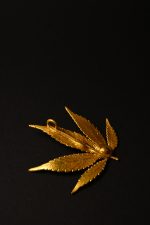 420karat leaf pendant in gold