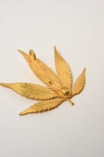420karat leaf pendant in gold real leaf