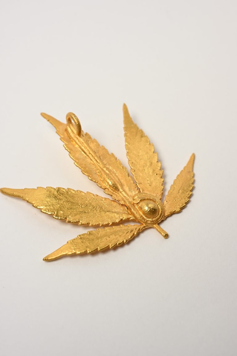 420karat leaf pendant in gold real leaf